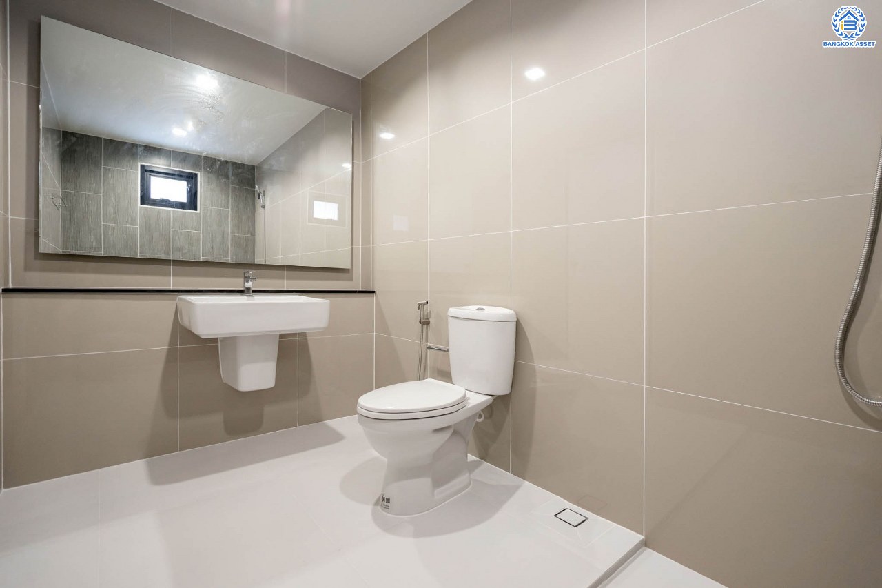 บ้านมือสองตกแต่งใหม่ โครงการ เมืองเอก โครงการ8  วิภาวดี-รังสิต บ้านเดี่ยวหลังใหญ่ บนเนื้อที่ 105 ตร.ว. พื้นที่ใช้สอยเยอะถึง 444 ตร.ม. พร้อมฟังก์ชัน 3 ห้องนอน 5 ห้องน้ำ 1 ห้องอเนกประสงค์ 1 ห้องแม่บ้าน จอดรถได้ 2 คัน สุดยอดทำเล เชื่อมต่อทุกการเดินทาง ใกล้จุดขึ้นทางด่วน "ศรีสมาน" และมหาวิทยาลัยรังสิต